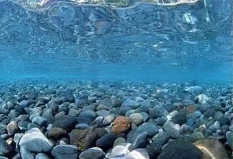 Double-sided poster background: ochre boulders and river pebbles, 60 cm